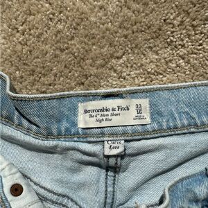 A&F 4” mom short high rise curve love